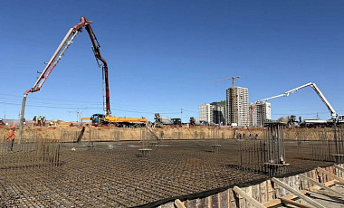 Concrete pouring of foundation slabs begins at the school construction site in Khabarovsk
