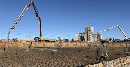 Concrete pouring of foundation slabs begins at the school construction site in Khabarovsk