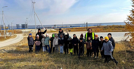 Schoolchildren learn how the Lena Bridge is being built